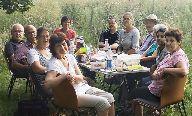 Die Projektgruppe beim Picknick an der...nterkulturelle Garten entstehen soll.   | Foto: privat