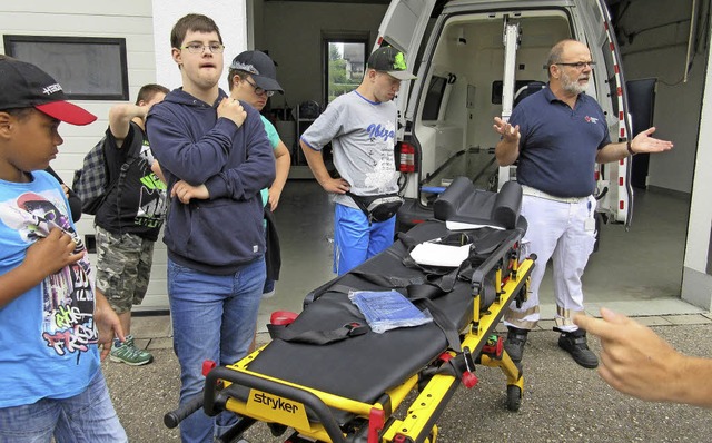 Robert Ibig (rechts) erklrt den Einsatzwagen.   | Foto: privat