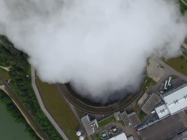 Auch Wasserdampf aus dem Khlturm ist auf dem Video zu sehen.  | Foto: Screenshot AZ