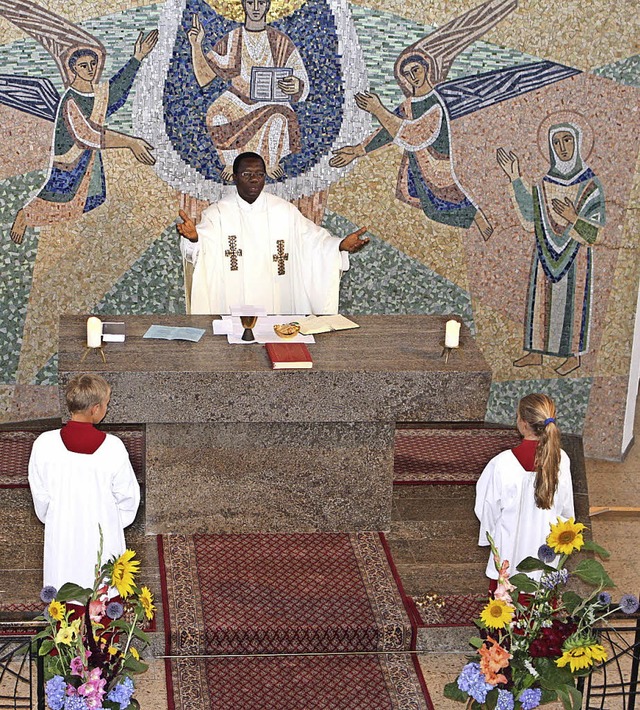 Pfarrer Linus Ibekwe mit den beiden ei...der  Messe zu Ehren der Heiligen Anna.  | Foto: Johannes Schanz