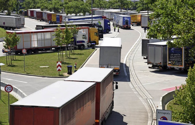 Der Lkw-Parkplatz vor dem Autobahnzoll...enze  kam der Bund nun auf  Haltingen.  | Foto: Salathe