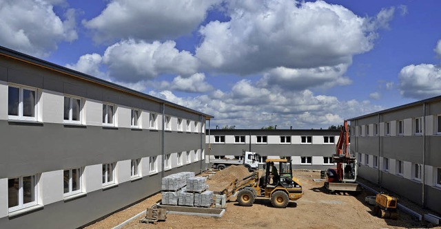 Der Bau der Flchtlingsunterkunft an d...ereich und den Innenhof herzurichten.   | Foto: Martin Wunderle