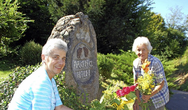 Maria Harter (links) und Margot Litter...er Schnstattkapelle in Zell-Weierbach  | Foto: Barbara Puppe