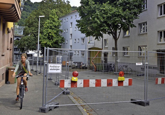 Die abgesperrte Schwendistrae: Hinter...ahrt (Bildmitte) liegt die Baustelle.   | Foto: Michael Bamberger