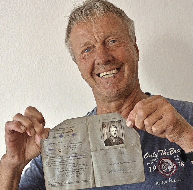 Bern-Uwe Berwing mit seinem grauen Lappen, den er seit 1966 besitzt.   | Foto: Dennis Schwarz