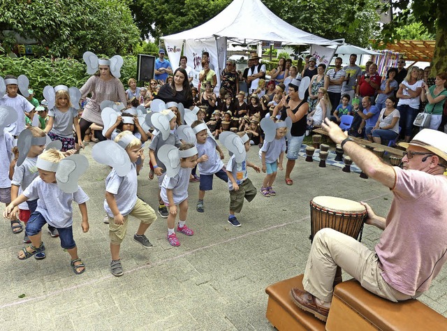 Javier Valentn-Gamazo und tanzende Elefanten beim Sommerfest des Kindergartens   | Foto: C. Bachmann-Goronzy