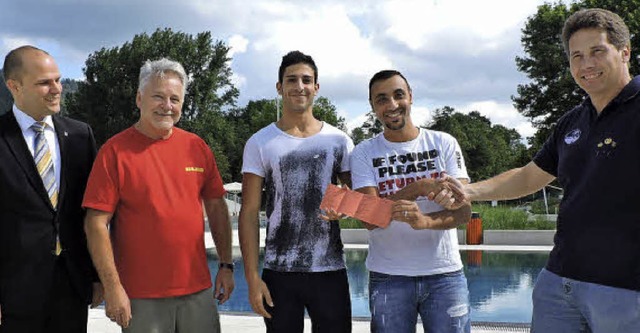 Yaser Alansari (3.v.l.)  und Qusay Alk...grt sie als Mitarbeiter im Freibad.   | Foto: Sredniawa