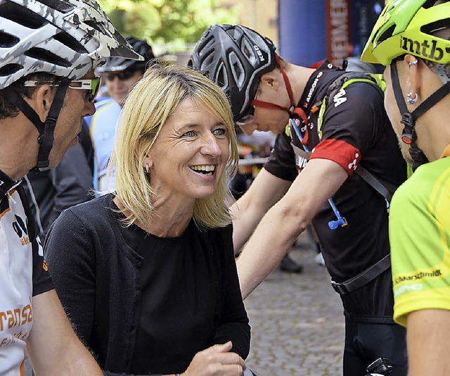 Projektleiterin am Startort Offenburg:...tadtmarketing  im Gesprch mit Radlern  | Foto: Helmut Seller