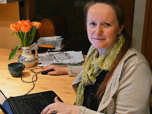 Angelika Schmidt an ihrem Rechner.  | Foto: David Auer