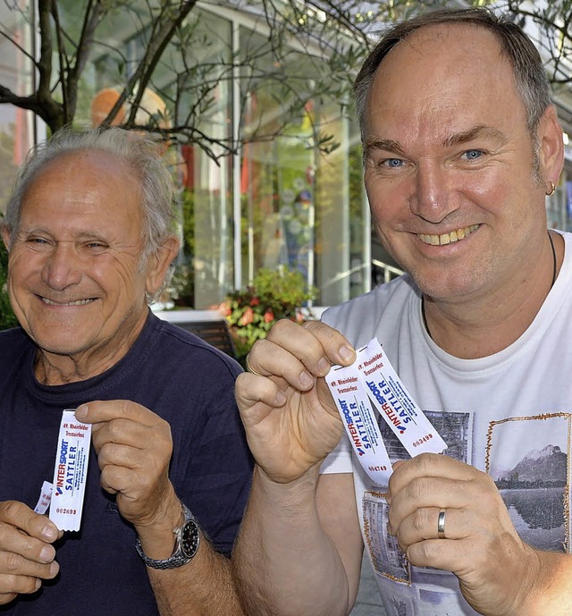 Bruno Drrholder (links) und Thomas Schmiederer mit  Trottoirfestbndeln.   | Foto: Horatio Gollin