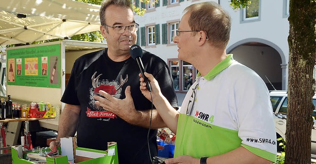 Matthias Zeller fragt Klaus Birkenbeul... was er vom Windpark Rohrenkopf hlt.   | Foto: Susanne Filz