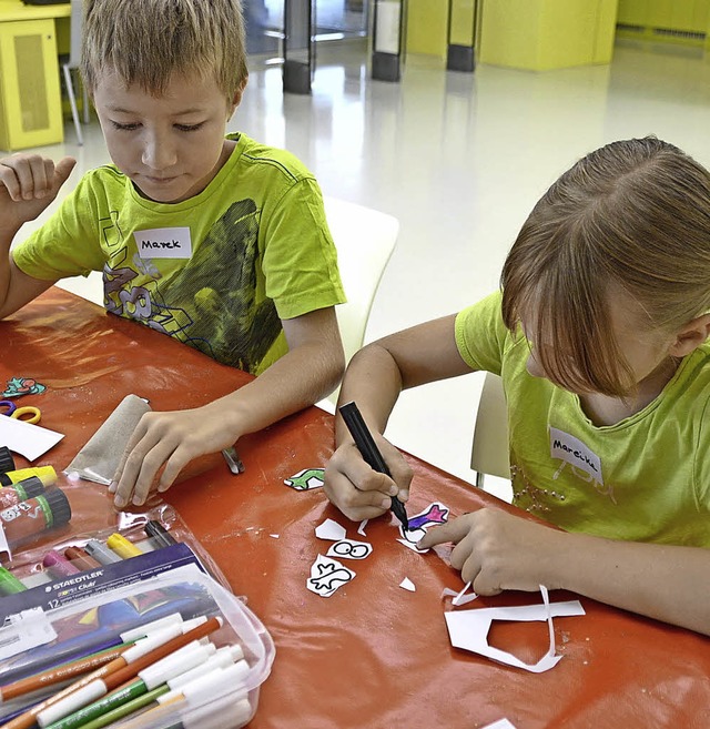 Die Kinder bastelten ein lustiges Froschfangspiel.  | Foto: Horatio Gollin