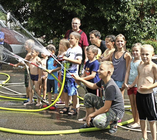 Den Hausener Kindern machte die spritz...danten Thomas Punzet so richtig Spa.   | Foto: Fotos: Ralph Lacher