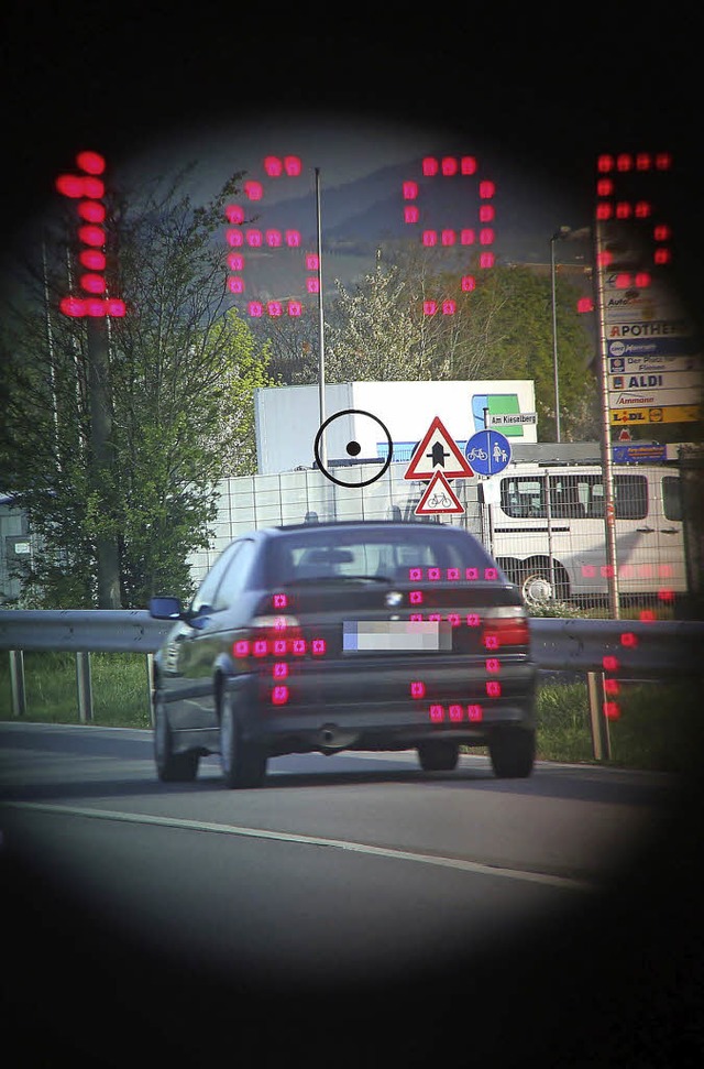 Autofahrer rechnen unterdessen mit Radarkontrollen.   | Foto: dpa