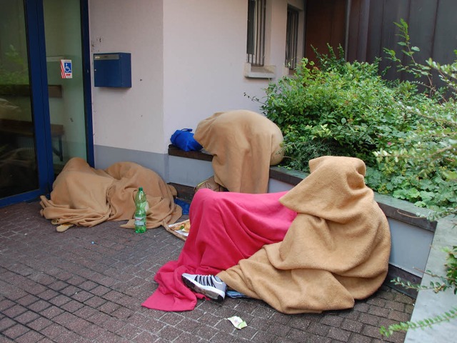 In Decken gehllt, verbrachten die Fl...vor dem  Polizeirevier Weil am Rhein.   | Foto: Frey