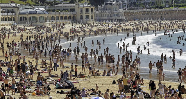 Am Strand von San Sebastian in Spanien   | Foto: dpa