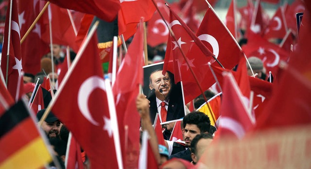 Anhnger des trkischen Prsidenten Erdogan demonstrieren Ende Juli in Kln.   | Foto: dpa