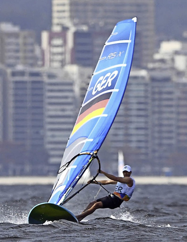 Toni Wilhelm vor der Kulisse von Rio   | Foto: afp