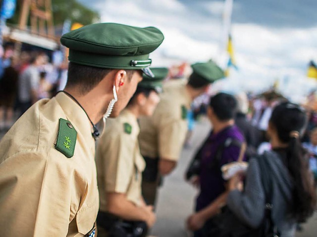 Polizisten stehen am Eingang des Oktoberfests.  | Foto: dpa