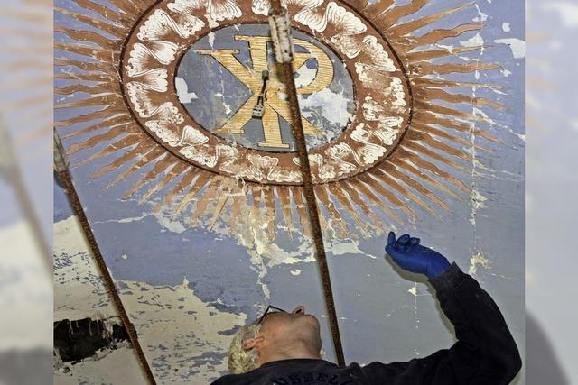 Stephan Bussmann restauriert Wandmalereien in der Badhofkapelle