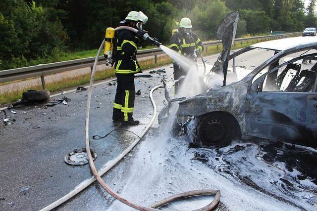 Auto brennt auf B 31 a – Feuerwehr muss löschen