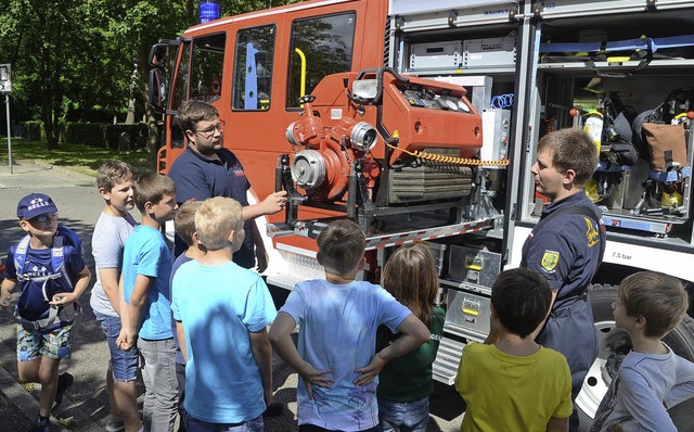 Sasbach. Jugendfeuerwehrwart und Feuer... die darin befindlichen Gertschaften.  | Foto: Roland Vitt