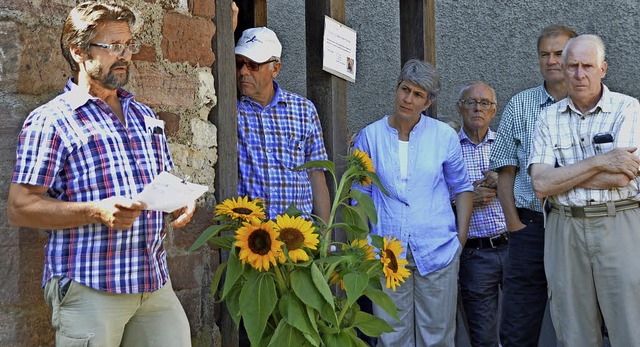 Storchenbeauftragter Bruno Gardelli (l...htete ber die diesjhrige Brutsaison.  | Foto: Horatio Gollin