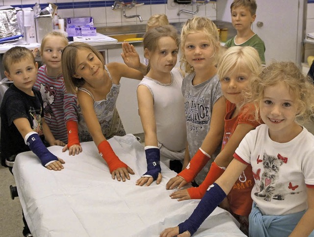 Der Gipsraum hatte es den Kindern beim...rah, Amy, Amelie, Vivian und Isabelle   | Foto: Reinhard Herbrig