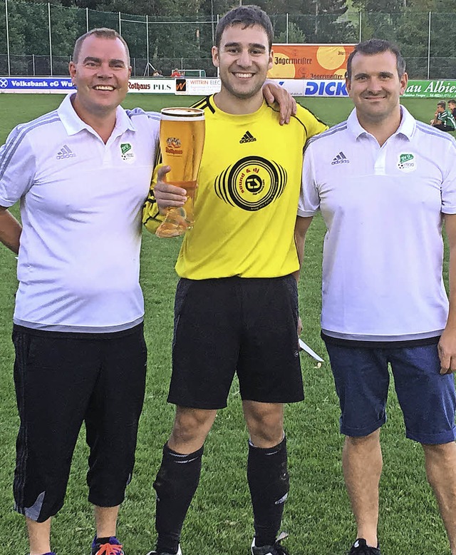 Vorsitzender Christian Seebacher (li.).../Mauchen) zum Sieg seiner Mannschaft.   | Foto: Privat