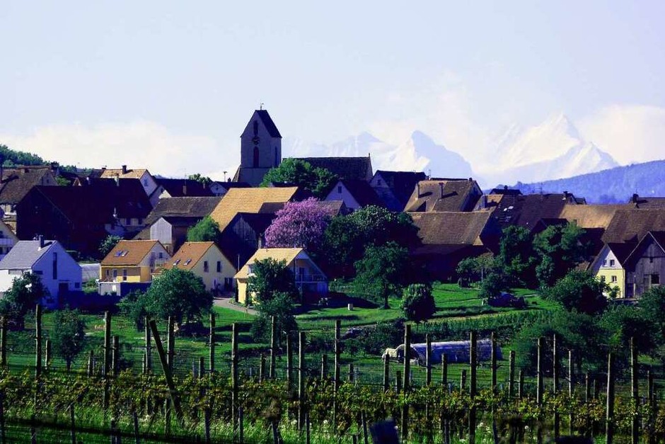 Dieter Rösch: „Ötlingen in den Alpen? Aufgenommen bei Föhnlage mit einem 600er Teleobjektiv. Zu sehen ist in der Ferne von links das Wetterhorn (3692m) und das Schreckhorn (4078m) im Berner Oberland. (Foto: Dieter Rösch) Dieter Rösch: „Ötlingen in den Alpen? Aufgenommen bei Föhnlage mit einem 600er Teleobjektiv. Zu sehen ist in der Ferne von links das Wetterhorn (3692m) und das Schreckhorn (4078m) im Berner Oberland. (Foto: Dieter Rösch)