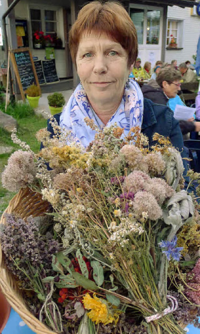 Beate Scholl wirft jedes Jahr ihre get...Kruter im Sonnwendfeuer am Hochfirst.  | Foto: Eva Korinth