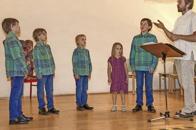 Fünf Kinder singen sich in die Herzen der Zuhörer