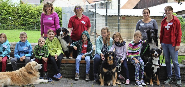 Die Vierbeiner waren die Stars beim Hundetraining auf dem Biengener Schulhof.  | Foto: Carlotta Roch