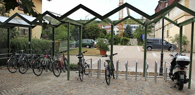 Auch neue Fahrradabstellpltze gibt es am Btzinger Rathaus.   | Foto: David