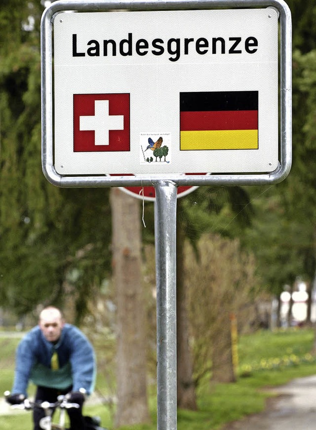 Der Weg ber die   Grenze ist fr viele Arbeitnehmer alltglich.   | Foto: dpa