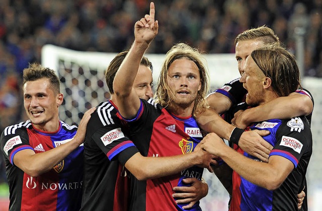 Oben bleibt der FCB:  Taulant Xhaka, L...von links) bejubeln den Sieg ber YB.   | Foto: Meinrad Schn