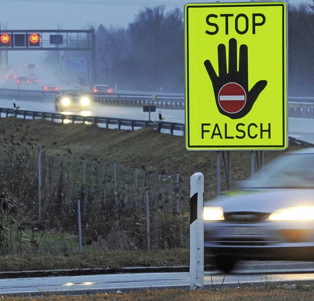Warnschilder sollen Geisterfahrer stoppen.   | Foto: dpa