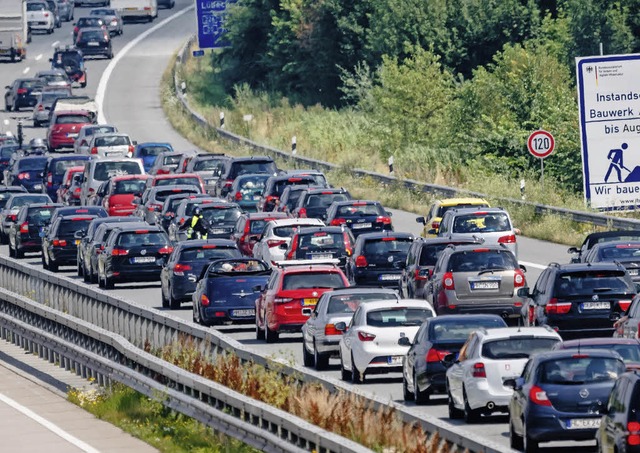 Im Autobahnstau  ist das Unfallrisiko gro.   | Foto: dpa
