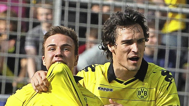 Beim BVB einst vereint, jetzt in getre...: Mario Gtze (links) und Mats Hummels  | Foto: dpa