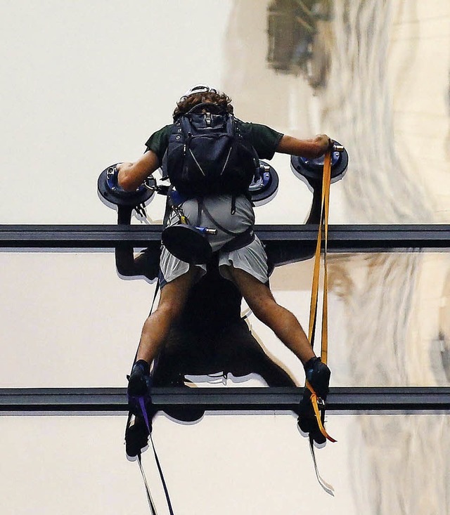 Waghalsige Aktion: der Kletterer am Trump Tower  | Foto: dpa