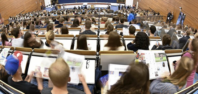 Studenten sitzen in einem Hrsaal der Universitt Heidelberg.  | Foto: dpa