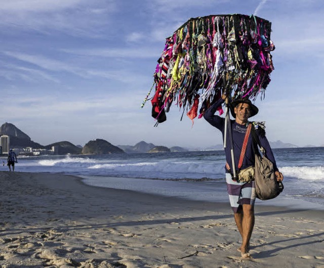 Brasiliens Wirtschaftskrise macht auch...kufern an der Copacabana nicht halt.   | Foto: dpa