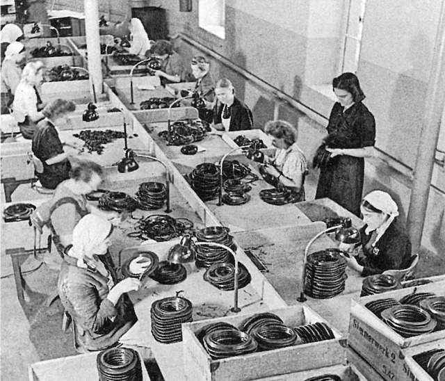 Zwangsarbeiterinnen im Freudenberg-Wer...ei der Herstellung von Dichtungsringen  | Foto: archiv Freudenberg