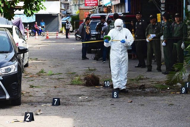 Polizeibeamte untersuchen einen Ort in...m ein kleinerer Sprengsatz detonierte.  | Foto: AFP