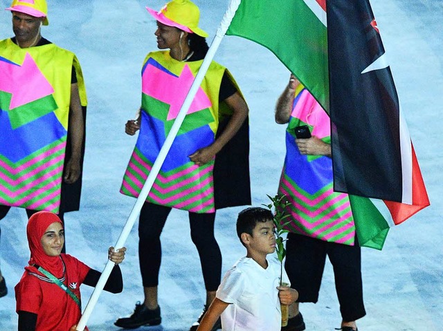 Die kenianische Athletin Anwar Shehzan... Erffnungsfeier mit der Flagge Kenias  | Foto: dpa