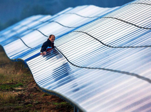 Ein Solarpark, wie hier auf einem frh...ligen Mlldeponie in Herten entstehen.  | Foto: dpa