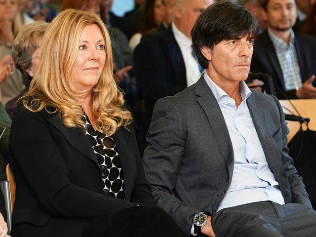 Joachim Lw und seine Frau Daniela Lw... Fuballstadion wird nach ihm benannt.  | Foto: dpa