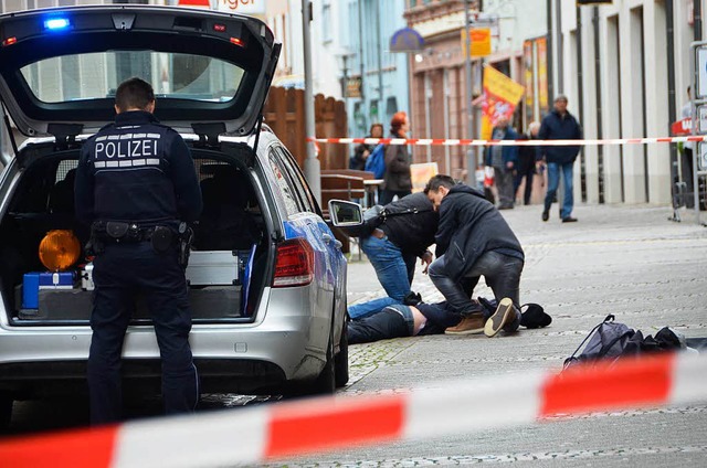 Einer der Tter konnte unmittelbar nach dem berfall festgenommen werden.  | Foto: Ralf Burgmaier