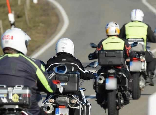 Motorradfahrer fahren bei St. Peter im Schwarzwald (Symbolbild).  | Foto: dpa