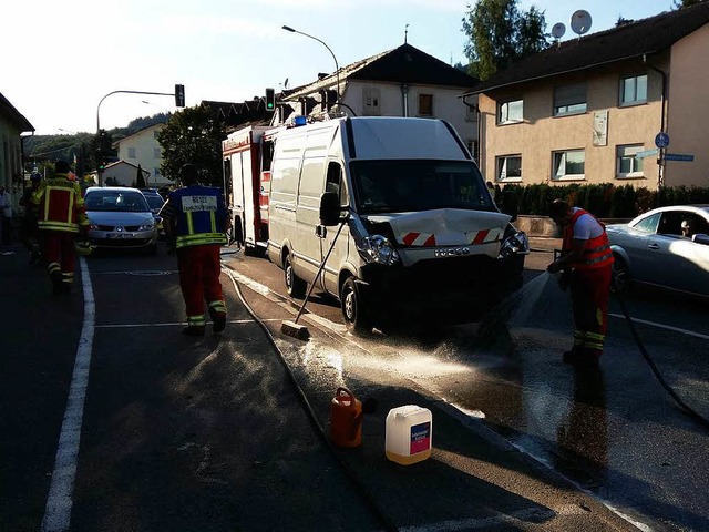 Die Feuerwehr entfernt die aus den Fah...usgelaufenen Stoffe von der Fahrbahn.   | Foto: Axel Kremp